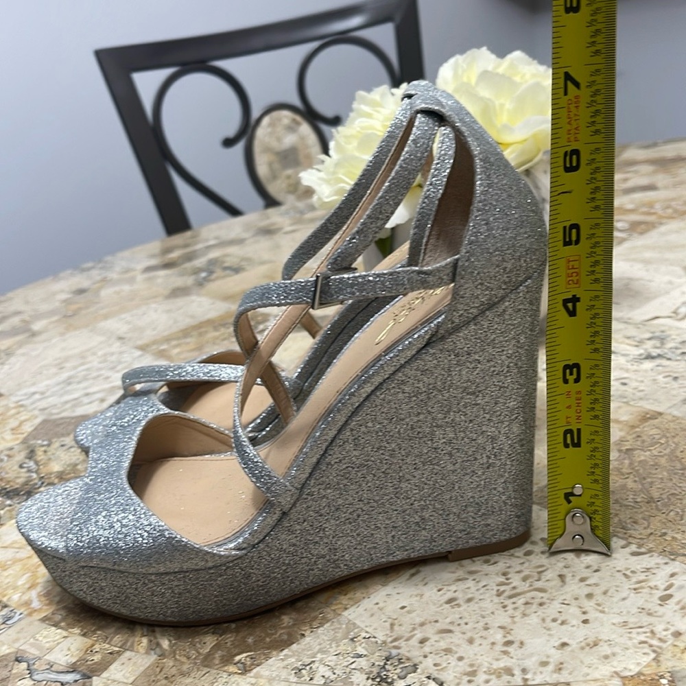 Jewel Bagley Mischka silver glitter wedges - Picture 5 of 11